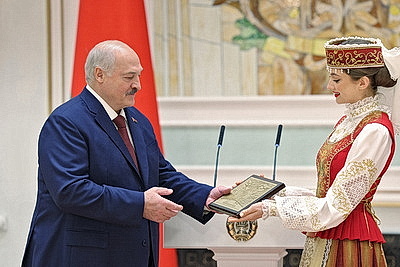 Лукашенко - выпускникам вузов: мир огромен, а Беларусь у нас одна