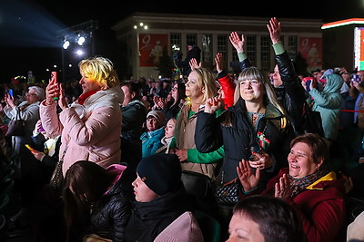 Акция \"Споем День Победы вместе!\" и фейерверк завершили празднование 9 Мая