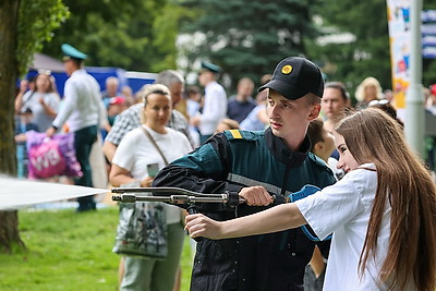 Интерактивные площадки, выставка техники и водная феерия. День пожарной службы отметили в Минске