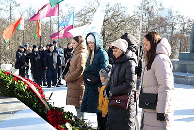 В День защитников Отечества к стеле \"Минск - город-герой\" возложили цветы