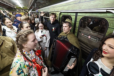 \"И все о той весне\". Патриотическая молодежная акция прошла в Минском метрополитене