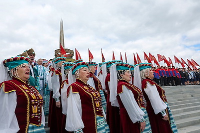 На \"Кургане Славы\" в честь государственных символов развернули полотнище флага длиной 36 м
