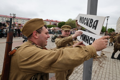 Перестрелка, взрывы и водружение Знамени Победы. В Гродно прошла реконструкция штурма Рейхстага