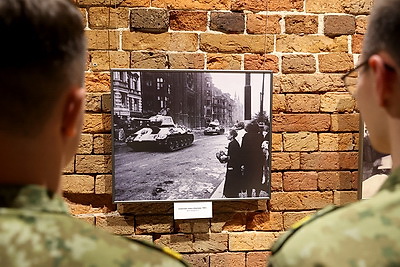 Выставку \"Время не властно над величием Подвига\" открыли в Брестской крепости к юбилею Победы