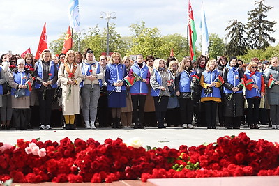 Память живет в сердцах! Народное возложение проходит на Площади Победы