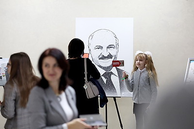 Истории предприятий и судьбы людей. Уникальная выставка подарков Президенту открылась в Солигорске