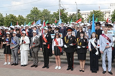 С благодарностью за мирное небо. Выпускники возложили цветы на Аллее Героев в Гомеле