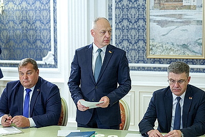 Лукашенко требует выстроить эффективную систему торгового обслуживания, прежде всего на селе