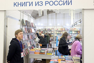Встречи с авторами и новинки. День России проходит на ММКВЯ