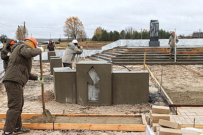 На братской могиле в Речицком районе трудится десант субботника