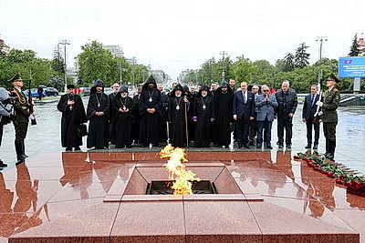Католикос всех армян Гарегин Второй возложил венок к монументу Победы в Минске