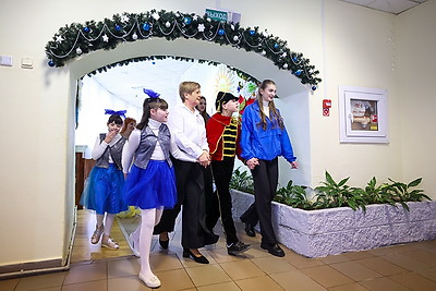 Детская площадка в подарок. Шулейко поздравил воспитанников пансионата \"Васильки\" в Щучинском районе