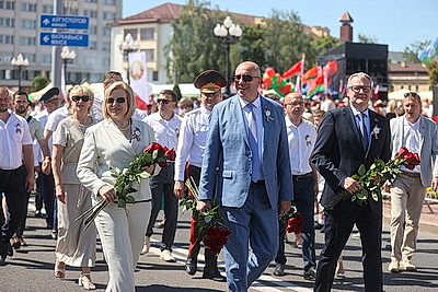 Более 2 тыс. человек прошли по центру Гродно в \"Шествии поколений\"