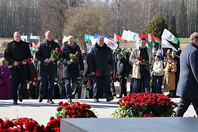 Колокола и людская скорбь. В день памяти Хатыни на мемориале возлагают цветы