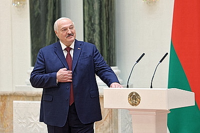 Лукашенко - выпускникам вузов: мир огромен, а Беларусь у нас одна