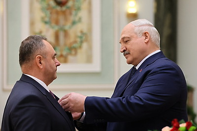 Лукашенко вручил государственные награды заслуженным представителям различных сфер