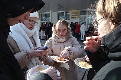 Пышные блины, песни и народные забавы. Студенческую Масленицу отпраздновали в Могилеве
