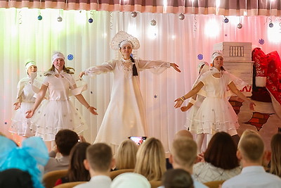 Детская площадка в подарок. Шулейко поздравил воспитанников пансионата \"Васильки\" в Щучинском районе