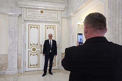 \"Ваш Президент для нас - это друг\". Для Лукашенко из Словакии привезли особый подарок ручной работы
