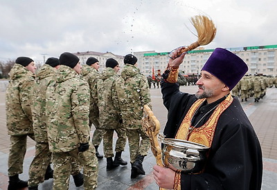 Молодое пополнение военнослужащих внутренних войск приняло присягу на площади Победы в Витебске