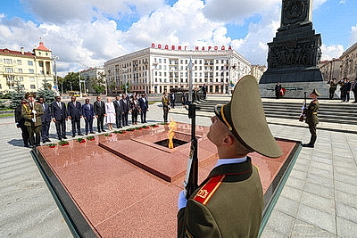 Премьер-министр Танзании возложил венок к монументу Победы в Минске
