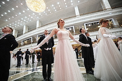 Вальс, кадриль и полонез. Дворец Независимости собрал участников красочного новогоднего бала