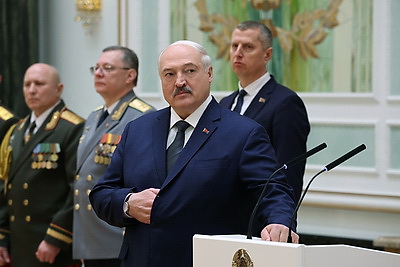 Лукашенко вручил государственные награды и погоны высшему офицерскому составу