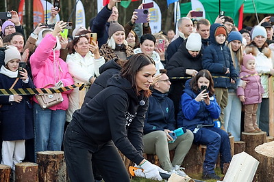 Невероятная атмосфера. Четвертый чемпионат по колке дров среди СМИ проходит в Минском районе