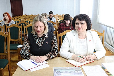 Строительство бассейна и приобретение жилья. Что интересовало жителей Наровли на приеме Крупко