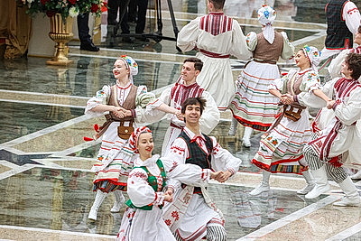 Вальс, кадриль и полонез. Дворец Независимости собрал участников красочного новогоднего бала