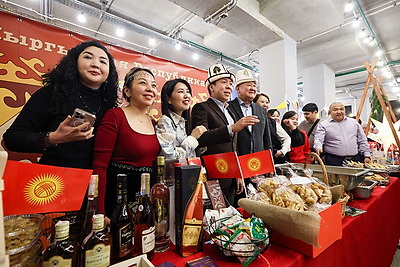 Добро, мир и рождественские подарки. Супруги послов провели предновогоднюю благотворительную ярмарку