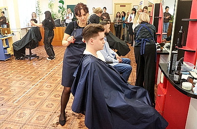 \"Золотые ножницы\" в деле. Более 20 парикмахеров сражаются за победу на конкурсе в Гомеле