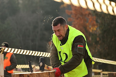 Невероятная атмосфера. Четвертый чемпионат по колке дров среди СМИ проходит в Минском районе
