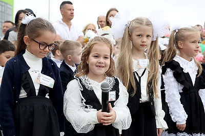 Современная и просторная. Новая школа в Боровлянах на 1 тыс. мест приняла первых учеников