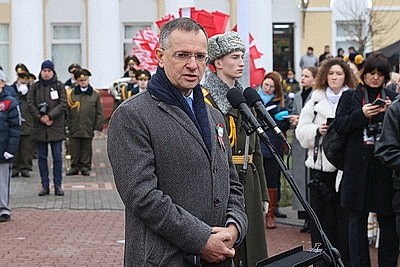 Памятник Рокоссовскому, парад военной техники. В Гомеле почтили память героев-освободителей
