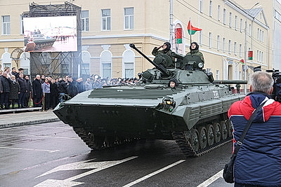 Памятник Рокоссовскому, парад военной техники. В Гомеле почтили память героев-освободителей