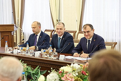 В правительстве состоялась встреча с генеральным директором российской госкорпорации \"Росатом\"