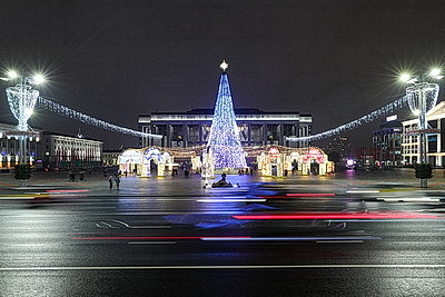 Новогодняя иллюминация превратила столицу в зимнюю сказку