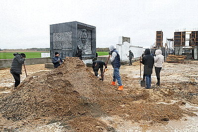 На братской могиле в Речицком районе трудится десант субботника