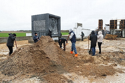На братской могиле в Речицком районе трудится десант субботника