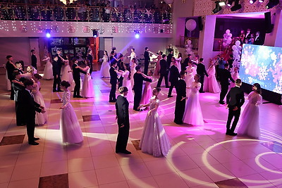 \"Девочки - как принцессы, мальчики - как принцы\". В Могилеве прошел новогодний бал для талантливой молодежи