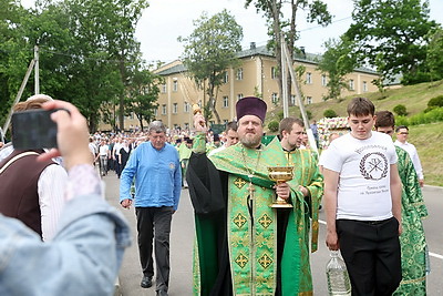 День памяти Преподобной Евфросинии Полоцкой. Тысячи верующих объединил Крестный ход