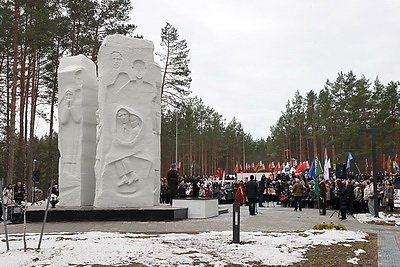 \"Каждый камень, каждый метр земли пропитан страданием\". В Озаричах почтили память жертв лагеря смерти