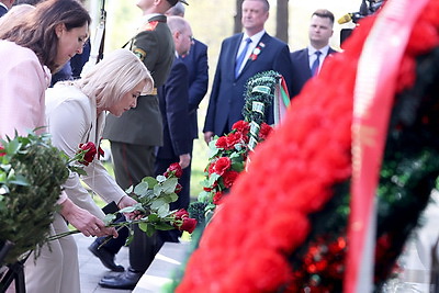 Члены Совета Республики возложили цветы в мемориальном комплексе \"Масюковщина\"