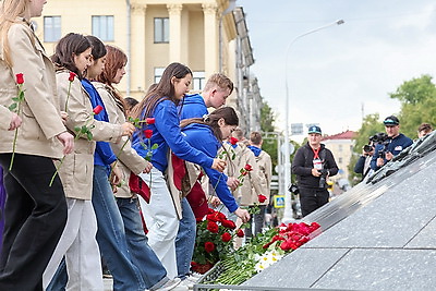 Память поколений. Участники \"Поезда Памяти\" возложили цветы к монументу Победы