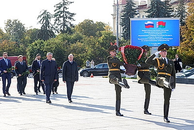 Заместитель председателя Совета Федерации России возложил цветы к монументу Победы в Минске