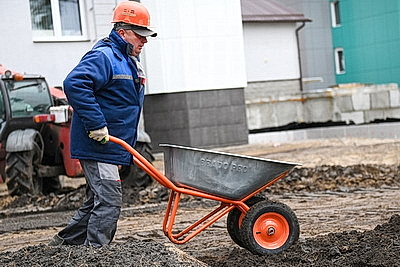 На республиканском субботнике благоустроили территорию Брестской областной клинической больницы
