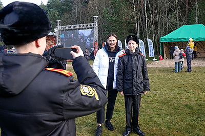 Невероятная атмосфера. Четвертый чемпионат по колке дров среди СМИ проходит в Минском районе