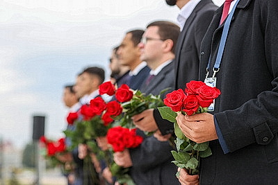 Участники молодежного форума СНГ и ЕАЭС возложили цветы к стеле \"Минск - город-герой\"