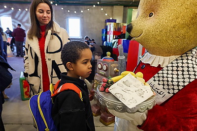 Добро, мир и рождественские подарки. Супруги послов провели предновогоднюю благотворительную ярмарку